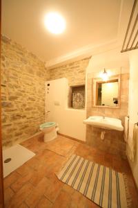 een badkamer met een wastafel en een toilet bij Borgo Di Cortolla in Pietralunga