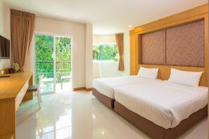 Postel nebo postele na pokoji v ubytování Sungthong Kamala Beach Resort
