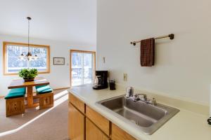 Kitchen o kitchenette sa Elephant Mountain Cabin at Filoha Meadows