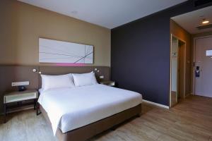 Postel nebo postele na pokoji v ubytování Qliq Damansara Hotel