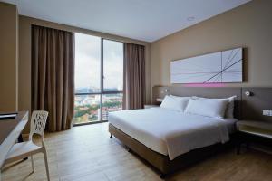 Postel nebo postele na pokoji v ubytování Qliq Damansara Hotel