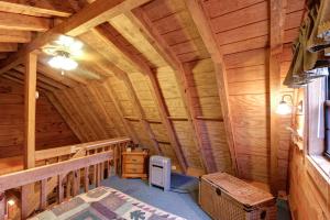 Ático de una cabaña de madera con calentador en Bear Haven, en Tuckaleechee