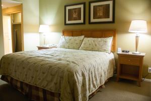 Krevet ili kreveti u jedinici u objektu Desert Isle Resort, a VRI resort