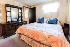 En eller flere senge i et værelse på Scenic Bay Float Home Hideaway