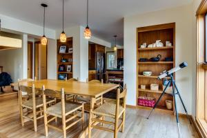 cocina y comedor con mesa de madera y sillas en Starling Lake House, en Hayden