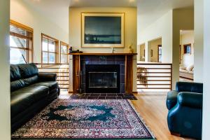 sala de estar con sofá y chimenea en Starling Lake House, en Hayden