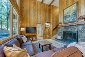 uma sala de estar com um sofá e uma lareira em Black Butte Ranch: Hawks Beard Home em Black Butte Ranch