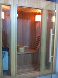 eine Glastür aus einem Schrank mit einer Küche in der Unterkunft Gîte de la Collonge in Ambierle