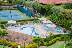 una vista aérea de una piscina y una pista de tenis en Kahana Villa E610, en Kahana