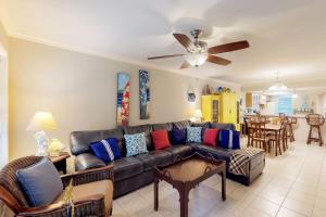 een woonkamer met een bank en een eetkamer bij Beachview Condominiums: Wicker Wanderer (#109) in South Padre Island