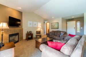 a living room with two couches and a fireplace at East Wenatchee Serenity Hills in East Wenatchee Bench