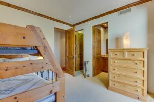Una cama o camas cuchetas en una habitación  de Gimlet Family Retreat