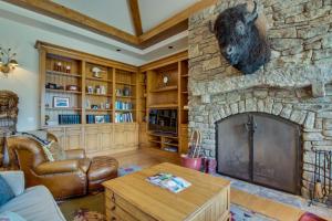 una sala de estar con una gran chimenea de piedra. en Gimlet Family Retreat en Gimlet