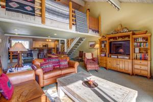 un soggiorno con divano e tavolo di Snowcreek 233 a Mammoth Lakes