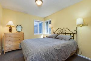 Un pat sau paturi într-o cameră la Spindrift Oceanfront Home - The Helm