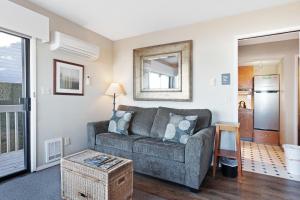 Posezení v ubytování Spindrift Oceanfront Home