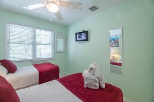 Postel nebo postele na pokoji v ubytování Seashore at the Shipyard