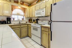 - une cuisine avec des placards en bois et un réfrigérateur blanc dans l'établissement Beverly Condos #0003, à South Padre Island