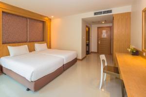 Postel nebo postele na pokoji v ubytování Sungthong Kamala Beach Resort