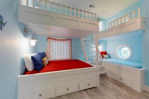 - une chambre pour enfants avec des lits superposés et un matelas rouge dans l'établissement Reel Life Paradise, à Port Bolivar