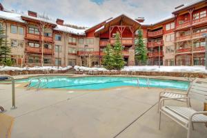 a swimming pool in the courtyard of a apartment building at Powderhorn Lodge 311: Poppy Suite in Solitude