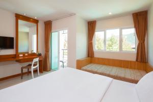 Postel nebo postele na pokoji v ubytování Sungthong Kamala Beach Resort