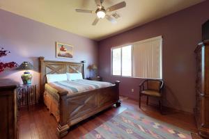 um quarto com uma cama e uma ventoinha de tecto em Rancho Vistoso #2677 em Catalina