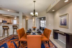 ein Esszimmer und eine Küche mit Tisch und Stühlen in der Unterkunft Vistoso Resort Casita #165 in Tortolita