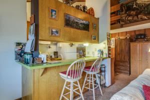 una cocina con 2 taburetes y una barra en Sierra Manor Escape, en Mammoth Lakes