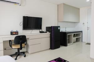 Η κουζίνα ή μικρή κουζίνα στο Modern City View Studio Apartment at Tuscany Residences By Travelio