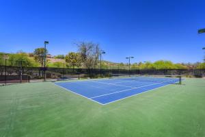Tenis alebo squash v ubytovaní Tucson National #2428 alebo jeho okolí