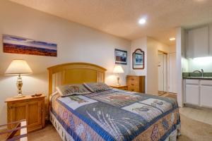 1 dormitorio con cama y lavamanos en St. Moritz 75, en Mammoth Lakes