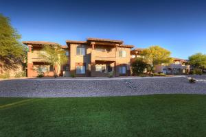 ein großes Haus mit einem Rasen davor in der Unterkunft Vistoso Casitas Golf II #210B in Tortolita