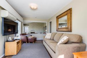 Posezení v ubytování Spindrift Oceanfront Home
