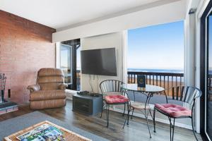 TV a/nebo společenská místnost v ubytování Spindrift Oceanfront Home