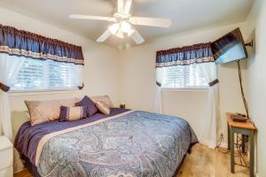 um quarto com uma cama e uma ventoinha de tecto em Peaceful Pines Retreat em Mevers