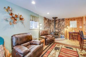 uma sala de estar com cadeiras de couro e uma lareira em Peaceful Pines Retreat em Mevers