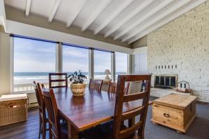 Posezení v ubytování Spindrift Oceanfront Home - The Helm