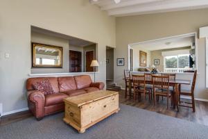 Posezení v ubytování Spindrift Oceanfront Home