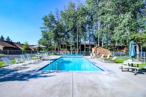 Kolam renang di atau dekat dengan Aspen Village 84