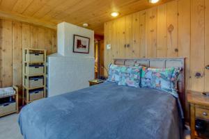 Giường trong phòng chung tại The Cabin At Penn Cove