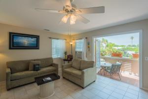 sala de estar con sofá y ventilador de techo en Casa Bonita @ Duval Square R1, en Key West