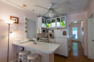 cocina con electrodomésticos blancos y nevera blanca en Amelia House en Key West