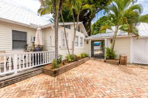 Casa con patio de ladrillo y porche en Oceana Suite, en Key West