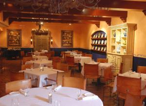 Hotel Encanto de Las Cruces tesisinde bir restoran veya yemek mekanı