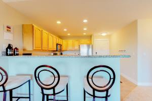 A kitchen or kitchenette at Lighthouse Views