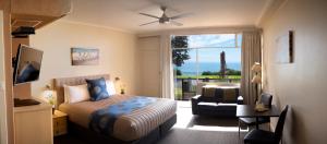 1 dormitorio con 1 cama, 1 silla y 1 ventana en Kangaroo Island Seafront en Penneshaw