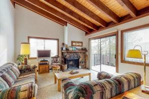 ein Wohnzimmer mit 2 Sofas und einem Kamin in der Unterkunft Tahoe City Retreat in Lake Forest