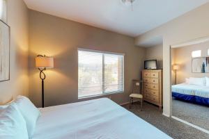 Un dormitorio con dos camas y una ventana. en Vistoso Resort Casitas #101, en Tortolita 28 fotos más