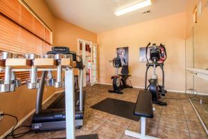 siłownia ze sprzętem do ćwiczeń wysiłkowych w pokoju w obiekcie Vistoso Resort Casita #125 w mieście Tortolita